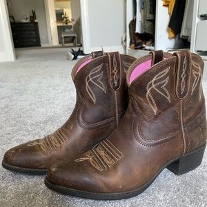 Ariat kids/women’s boots.